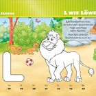 Text: "Januar", "L wie Löwe", "Leo beobachtet stolz die tobenden Löwenkinder Hipp und Hopp beim Spielen." Illustration: Ein Löwe und zwei Löwenkinder.