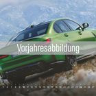 „Vorjahresabbildung“ auf einem grünen Auto vor Berglandschaft, Kalender zeigt Mai.