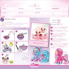 Himbeer-Creme Rezept mit Zutatenliste und Anleitung, Comic-Ponys, Text: „Süß und lecker!“ Illustrationen zur Zubereitung.