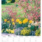 März 2027 Kalender mit buntem Frühlingsgarten; gelbe Narzissen, rosa Blüten, grüner Rasen.