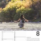 Kalenderblatt für August. Text: "Ein großer Wurf" über erfolgreiche Frauen beim Angeln. Frau angelt im Fluss mit Herbstlaub.