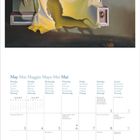 Mai, Montag bis Sonntag in verschiedenen Sprachen. Ein surrealistisches Gemälde mit Figuren und gelbem Tuch.