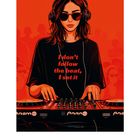 „I don’t follow the beat, I set it.” Illustration einer DJane mit Kopfhörern und Sonnenbrille, die ein DJ-Pult bedient.