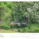 Text "Mai" in grüner Schrift. Zwei Gartenstühle vor blühenden Sträuchern, ein Tisch mit Blumen und Gläsern.