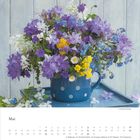 Mai. Kalenderübersicht. Bunter Blumenstrauß mit blauen, lila und gelben Blüten in gepunkteter blauer Kanne.