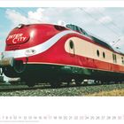 "Inter City" steht auf der Front eines rot-beigen Zuges auf Gleisen, darunter Zahlen in Kalenderform, Mai 2027.