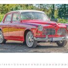 Kalenderseite mit Datum in April 2027. Ein roter, glänzender Oldtimer steht draußen.