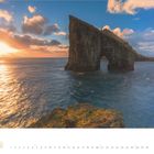 6 2021. Küste mit großem Felsen im Meer, durch den ein Loch führt. Sonnenuntergang, Himmel mit Wolken.