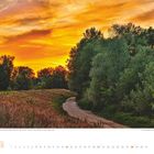 "Sonnenuntergang in einem Wald, Svati Martin na Muri, Kroatien." Ein Weg führt durch grüne Bäume, der Himmel ist orange.