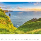 Mai 2027. Die Cliffs of Moher erheben sich 214 Meter über den Atlantik. Grüne Klippen und blaues Meer bei Sonnenuntergang.
