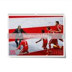"Vorjahresabbildung" über Spieler in Rot und Coach. Kalender unten rechts mit Monat Mai und Nummer 05.