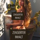 „Zensierter Inhalt“ steht zweimal; Person mit langem Haar vor Kaktus; hält eine große Vase; Kalender unten.