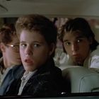 Eine Gruppe von jungen Menschen sitzt in einem Auto, sie schauen ernst aus dem Fenster.