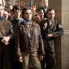 Eine Gruppe von jungen Leuten in historischer Kleidung blickt ernst in eine Richtung. Sie tragen Armbinden und Halstücher.