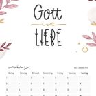 "Gott ist Liebe" steht mittig. Unten ein März-Kalender mit hervorgehobenen Sonntagen, florale Verzierungen außen.