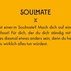 Text: „SOULMATE. Ein Zwilling mit einer:m Soulmate? Mach dich auf eine komplizierte Beziehung gefasst!“ Hintergrund orange.