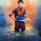 Ein Junge steht in Wasser, hält eine bunte Wasserpistole, trägt einen Schal und ein Stirnband, vor einem nebligen Hintergrund.