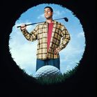 Ein Mann in kariertem Hemd steht mit einem Golfschläger über einem Golfschlupfloch, Himmel im Hintergrund.