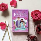 "Chloe Quinn. It's a Love Story. Erfinde deine eigene Romance. 50 Inspirationskarten. Pattloch."  
Illustration mit Rosen, Notizbuch.
