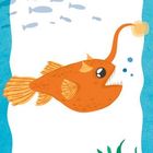 Ein orangefarbener Anglerfisch schwimmt im blauen Wasser, mit einer Leuchte am Kopf. Blasen und Algen sind sichtbar.