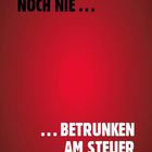Text: "ICH HAB NOCH NIE... ...BETRUNKEN AM STEUER GESESSEN." Roter Hintergrund, schwarze und weiße Schrift.