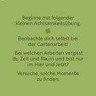 Text auf grünem Hintergrund: "Beginne mit folgender kleinen Achtsamkeitsübung. Beobachte dich selbst bei der Gartenarbeit!"