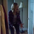 Es gibt keine sichtbaren Texte. Eine Frau mit blondem Haar schreit, ihre Hände sind ausgestreckt. Eine Lampe steht im Hintergrund.