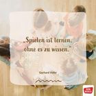 „Spielen ist lernen, ohne es zu wissen.“ – Gerhard Hofer. Kinder spielen auf dem Boden. Unten rechts ein rotes Logo.