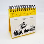 Kalender mit gelbem Rand. Oben: "August", Datum: 9.-15. Illustration: Mumin auf Hügel. Text: "Falls das Wasser nicht zu kalt ist..."