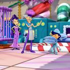 Illustration mit drei Charakteren in bunter Umgebung; ein Käfig, Zuckerstangen und Maschinen sind zu sehen.