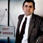 Schild mit der Aufschrift "OUT OF ORDER"; Mann in Anzug macht ein genervtes Gesicht.