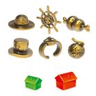 Oben: Sechs goldene Spielfiguren wie Hut, Steuerrad und Ring. Unten: Grünes und rotes Haus.