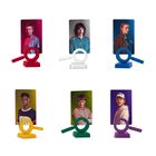 Sechs Porträts von Jugendlichen, die in farbige Rahmen auf rechteckigen Sockeln präsentiert werden.