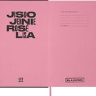 Links: "JISOO JENNIE ROSÉ LISA". Rechts: Linien für Kontakt bei Verlust. Unten: "BLACKPINK" und ein Raster-Logo. Rosa Hintergrund.