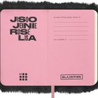 Auf rosa Hintergrund stehen die Namen JISOO, JENNIE, ROSÉ, LISA. Es gibt ein BLACKPINK-Logo und Leerfelder für Kontaktdaten.