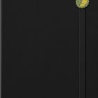 Ein schwarzes Notizbuch mit einer elastischen Schlaufe, verziert mit einem rosa Blumen- und einem grünen Muster-Anstecker.