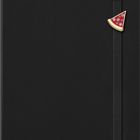 Ein schwarzes Notizbuch mit einem elastischen Band, das Anhänger in Form einer goldenen Espressokanne und eines Pizzastücks trägt.