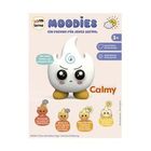 "MOODIES. Ein Freund für jedes Gefühl. Calmy. 3+. Eine Farbe ändern und staunen! Emotionale Intelligenz." Illustration eines niedlichen weißen Charakters.