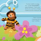 Ein Bär in einem Bienenkostüm steht vor bunten Blumen. Um ihn herum ist eine helle, verspielte Landschaft mit Wolken.