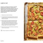 Caprese Tart für 4 Personen: Blätter-, Pesto-, Tomaten- und Mozzarellarezepte. Golden gebackener Blätterteig mit Tomaten.