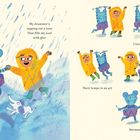 Links ein blaues Wesen mit Trommel und ein Kind in gelbem Mantel, rechts drei fröhliche Szenen mit denselben Figuren.