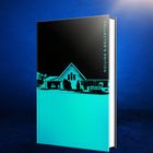 "COLLECTOR'S EDITION" steht vertikal auf einem stilisierten Buchcover mit einem Hausmotiv in Cyan und Schwarz. Unten rechts ein Logo.