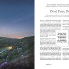 ‘Cloud Farm, Devon’ steht zentral im Text. Links eine Nachtaufnahme einer bewaldeten Landschaft unter sternklarem Himmel.