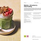Matcha + Strawberry Chia Pudding Rezept mit grünem Pudding im Glas, belegt mit Erdbeeren und Granola auf einem Teller.