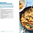 Tomato & Pancetta Gnocchi Rezept mit Zutatenliste und Anleitung. Rechts Pfanne mit cremigen Gnocchi, Spinat und Speck.