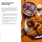 "Quick Southern-fried Chicken Thighs, Prep Time 10 minutes, Cook Time 20 minutes, Serves 2."  
Links Anleitung, rechts Gericht mit Maiskolben und Krautsalat.