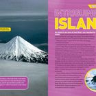 "Intriguing Islands": Text beschreibt, was eine Insel ist. Links schneebedeckte Vulkane in Alaska, rechts Vulkanlandschaft in Hawaii.