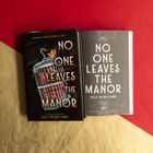 Buchcover: "NO ONE LEAVES THE MANOR" von Kelly McWilliams. Illustration mit Käfig und geheimnisvoller Frau. Hintergrund rot-gold.