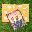Buchtitel: "The Day My Brother Became a Tree" von Xin Li. Illustration mit Kind, Baum und musikalischen Noten auf grasigem Untergrund.