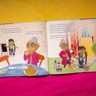 Links: "Nani has her chai..." Text. Rechts: "We wear our outfits..." Text. Illustration: Frau mit Brille und Kind auf einer Schatzsuche.